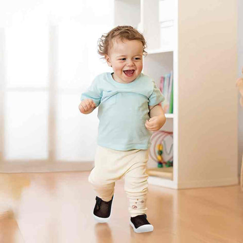 Petit Enfant Essaie De Mettre Ses Chaussures Bébé Garçon Métis Avec Des  Chaussures